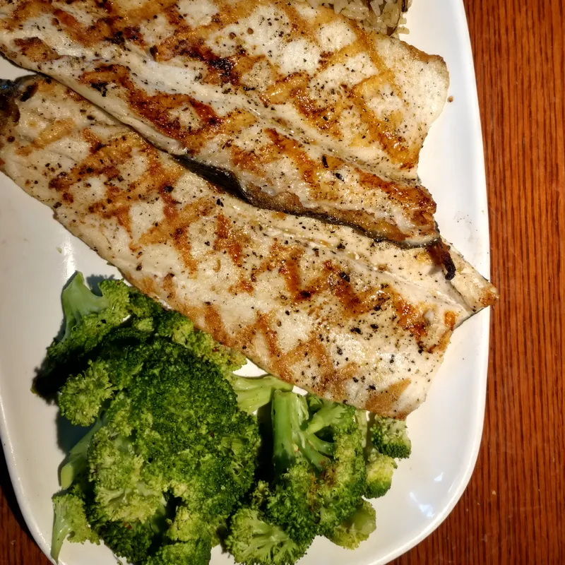 Grilled chicken breast with broccoli