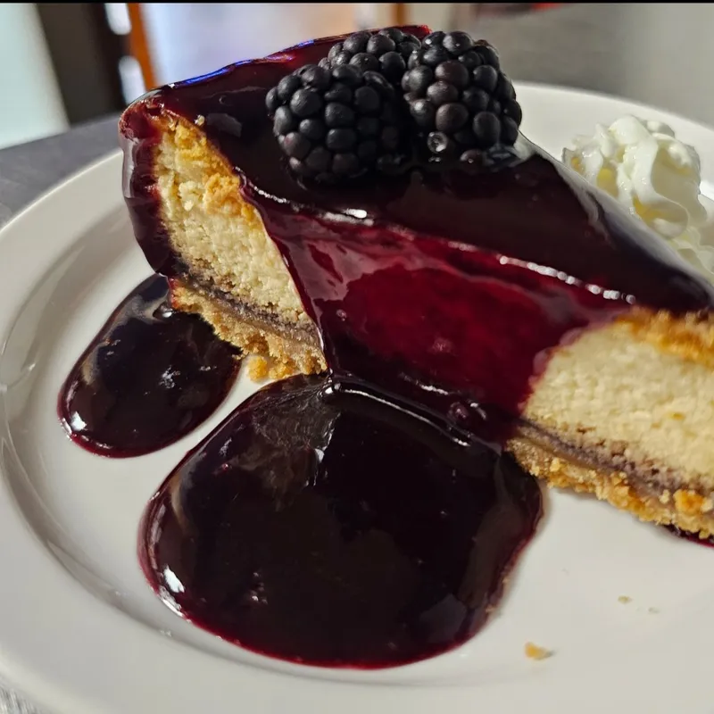 Mixed berry cheesecake slice